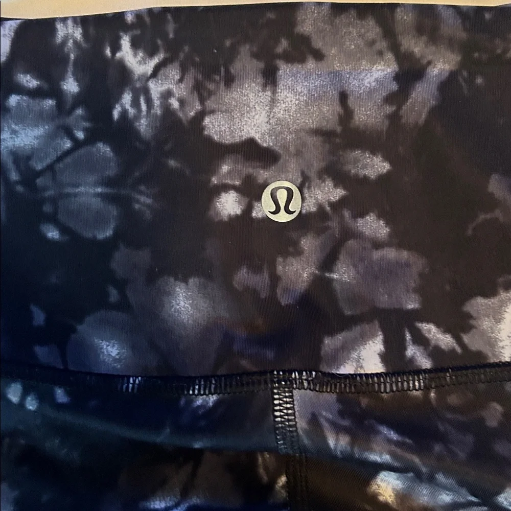 Lululemon rise and flow legging - Picture 3 of 6